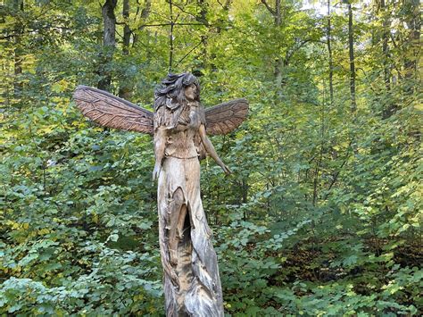 Fee am Eingang der Erlebniswelt Saalfelder Feengrotten – HOME of TRAVEL