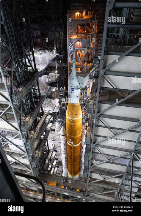 El Cohete Del Sistema De Lanzamiento Espacial SLS De La NASA Con La