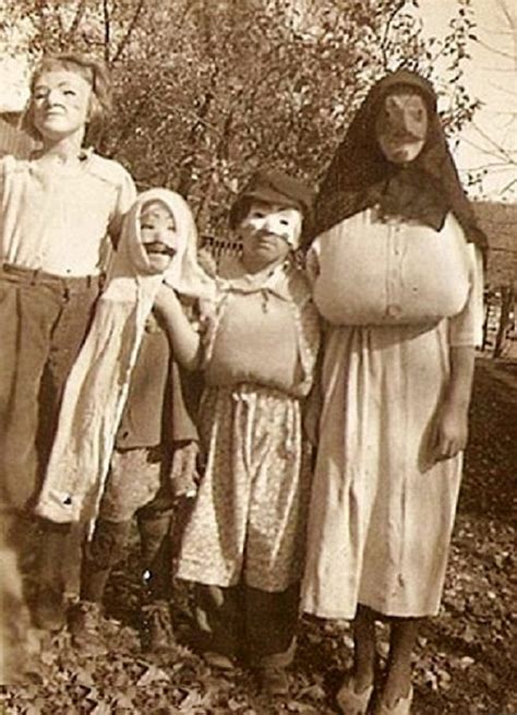 Vintage-Halloween-costumes-12 - PopHorror