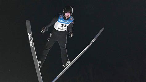 Saut à ski Alexandria Loutitt et Abigail Strate au pied du podium RDS