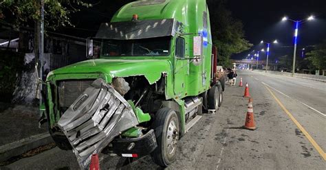 Al Menos Cinco Personas Lesionadas En Choque De Una Rastra En Carretera