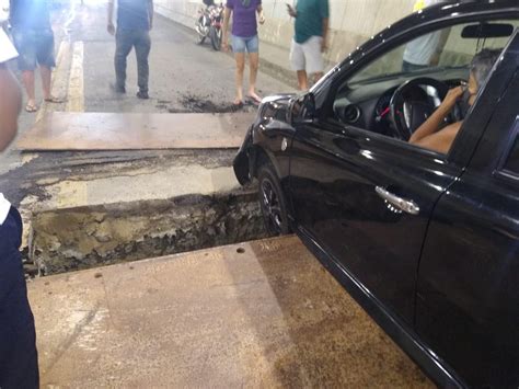 Asfalto Cede E Carro Fica Preso Em Buraco Dentro Do T Nel Da Vila Zilda