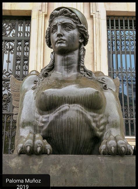 Esfinge de bronce en la entrada del Museo Arqueológico Nacional de