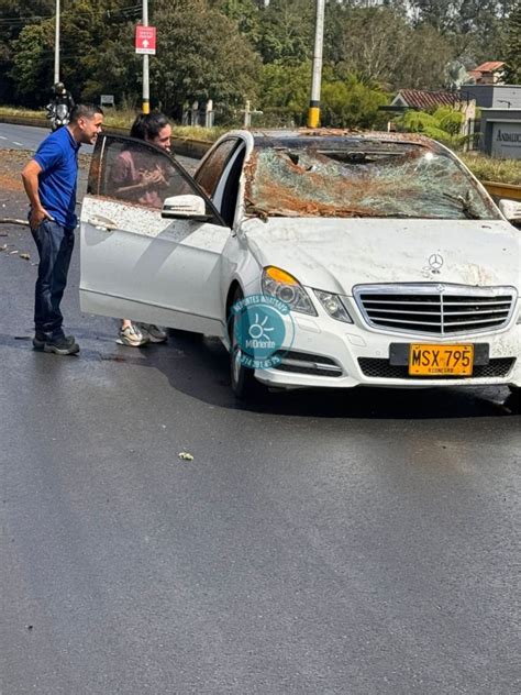 Un árbol se desplomó sobre un automóvil en Llanogrande hay paso a un