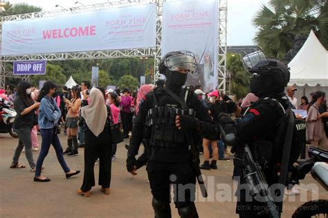 Foto Brimob Bersenjata Lengkap Jaga Konser Blackpink Di Gbk