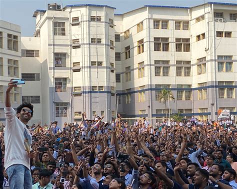 ‘shehzada Kartik Aaryan Storms The Fans At Narula Institute Of