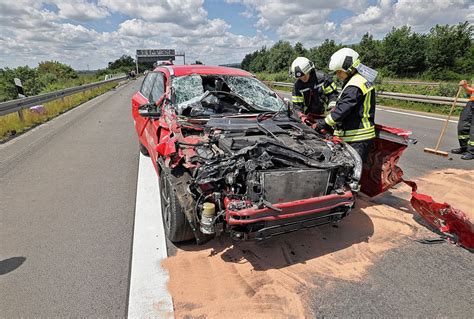 A Vollsperrung Nach Crash Mit Zwei Schwerverletzten