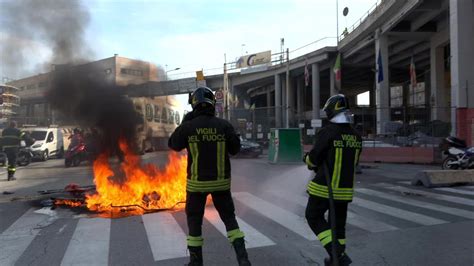 Proseguono Blocchi Stradali Lavoratori Ansaldo A Genova A Fuoco