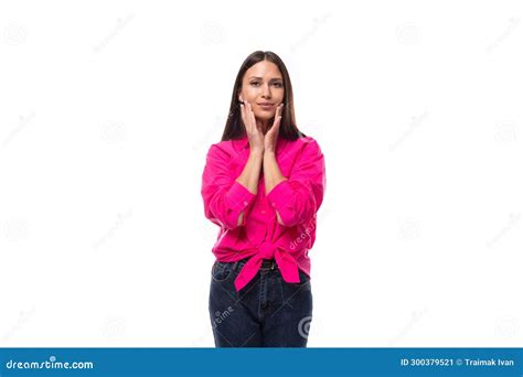 Encantadora Joven Empresaria De Brunette Vestida Con Una Camisa Rosa Y Atada A La Cintura Imagen