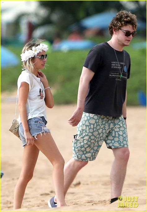 Emma Roberts Starts Off Bikini Clad Hawaiian Vacation With Fiance Evan Peters Photo 3127983
