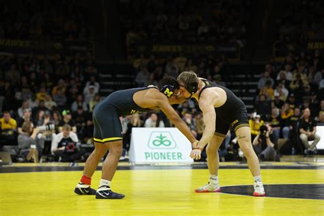 Iowa wrestling wraps up B1G schedule with dominant performance vs. Michigan