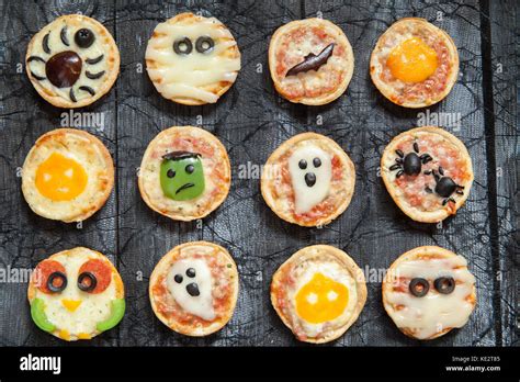 Mini pizzas décorées avec des araignées et des momies pour une