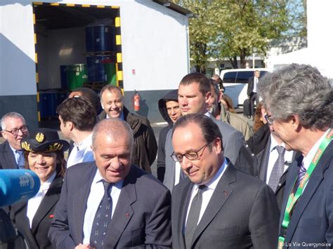 François Hollande En Marche Sous Le Ciel Bleu Du Lot