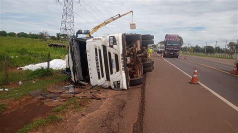 Ap S Dois Dias Carga De Carreta Tombada Come A A Ser Retirada Da Pista