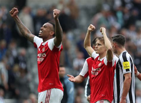 Arsenal Win 2 0 At Newcastle To Stay In Title Hunt Reuters