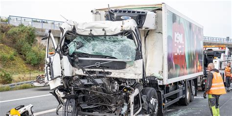 Lkw Kracht In Stauende Schwerer Unfall Auf Der A3 Richtung Nürnberg