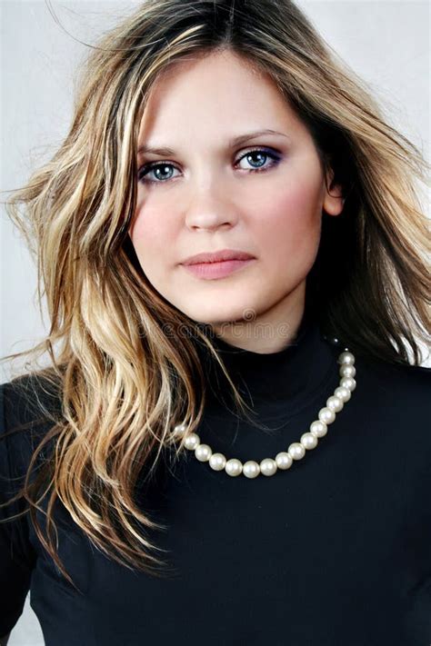 Jonge Mooie Sexy Blonde Donkerbruine Vrouw Op Het Wit Stock Afbeelding Image Of Exotisch