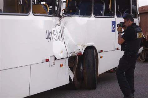 Mulher morta em colisão entre trem e ônibus teve corpo partido ao meio