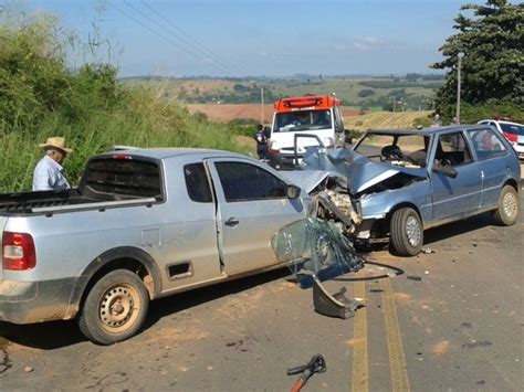 G1 Colisão Entre Carros Deixa 1 Morto E 5 Feridos Em Estrada Vicinal