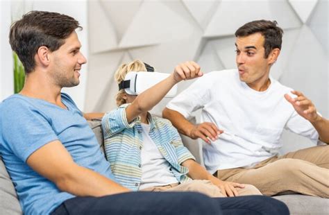 Casal gay da família lgbt filho adotivo pais homossexuais filho se divertindo em casa