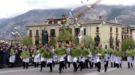 Sulmona La Madonna Che Scappa In Piazza Rete