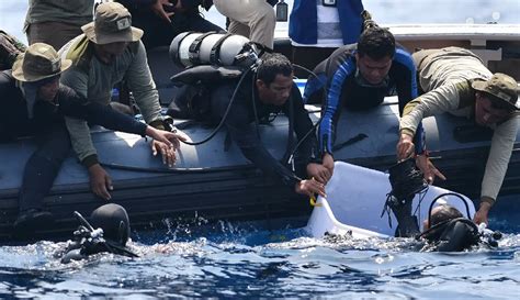 Foto Detik Detik Pengangkatan Black Box Lion Air Jt Dari Dalam