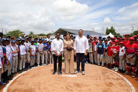 Gobierno entrega remozado estadio de béisbol en la capital