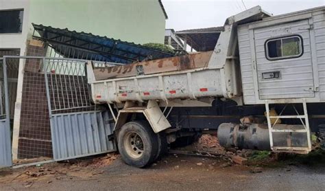 Portal Caparaó Caminhão perde os freios e atinge muro de residência