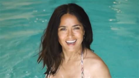 Salma Hayek confirma el traje de baño de 2 piezas ideal para el verano