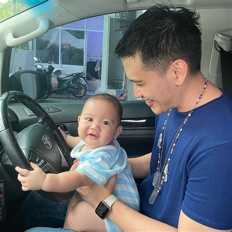 10 Hot Daddy Rezky Aditya S Moments Of Babysitting Making Netizens Fall In Love With Daddy