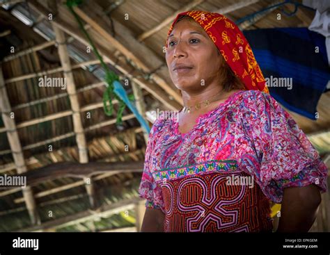 Panamá las Islas de San Blas Mamitupu Gay hombre indígena Kuna