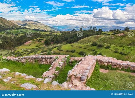 Ruinas Puca Pucara De La Antigua Fortaleza Inca En Cusco Peru Imagen De