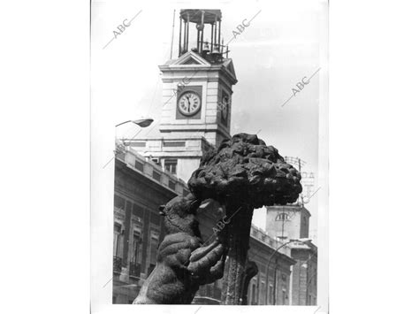 La Estatua Del Oso Y El Madro O En Su Primer Emplazamiento De La Puerta