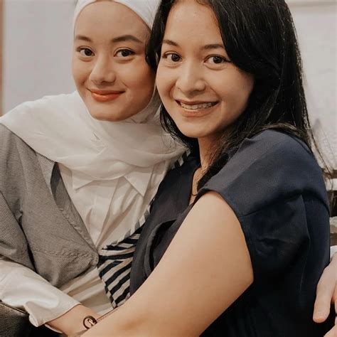 6 Potret Kenangan Rey Mbayang Bareng Mantan Manajernya, Sudah Seperti ...
