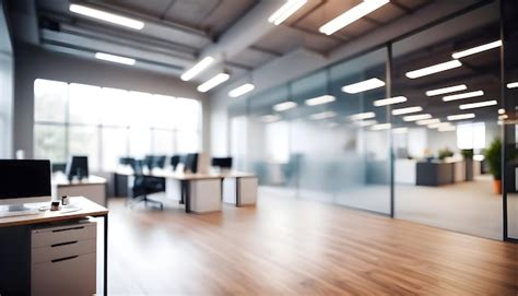 Una Sala De Conferencias Con Una Pared De Vidrio Y Una Luz En El Techo