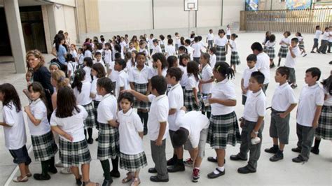 La Mayoría De Alumnos Usan El Uniforme En El Primer Colegio Público Que