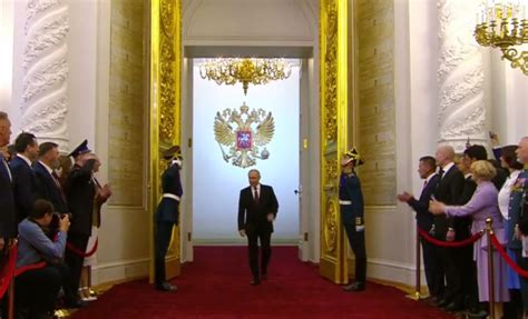 Владимир Путин заходит в зал, где пройдет церемония инаугурации - Лента ...