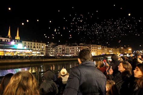 Bayonne dernier lâcher de lanternes ce Noël 2023