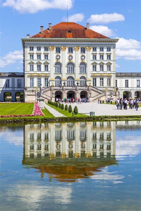 Façade Du Château De Nymphenburg à Munich Image Stock Image Du Statue