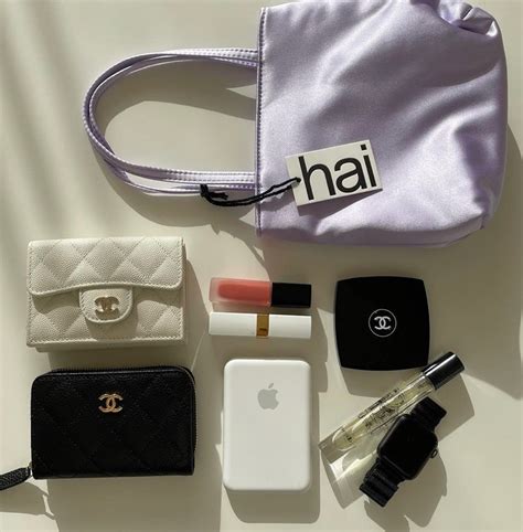 Pin By Olivia Nwigwe On Sameeeee Handbag Essentials Purse Essentials