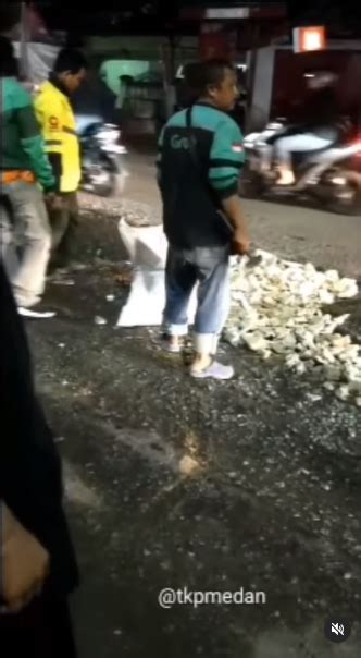 Driver Ojol Lakukan Aksi Tambal Jalan Rusak Di Kota Medan Cegah