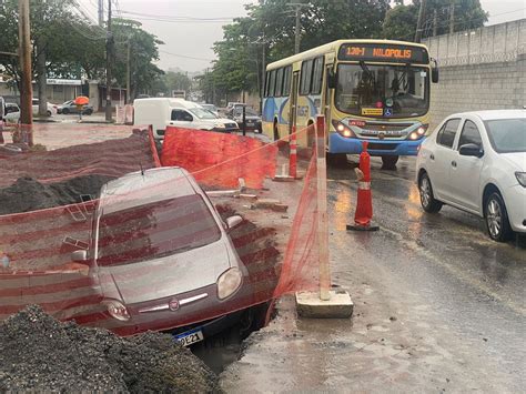 Motorista Tenta Ultrapassar E Mergulha O Carro Em Buraco Na Pavuna