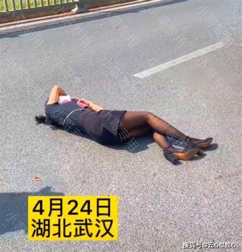 湖北一女子穿黑丝逆行，撞轿车后躺地不起，网友：黑丝无责搜狐汽车搜狐网