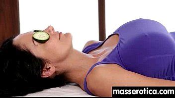 Masaje sensual con aceite se convierte en acción lesbiana caliente XVIDEOS