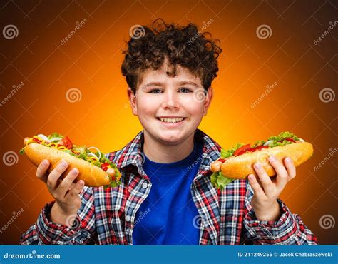 Garçon Mangeant De Gros Sandwichs Image Stock Image Du Personne Pain