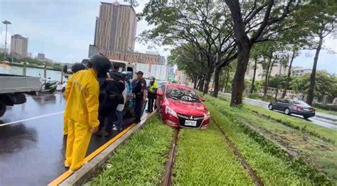 女疑吃感冒藥暈眩，車誤駛入高雄輕軌！輪胎卡軌道動彈不得一度影響列車通行 爆料公社