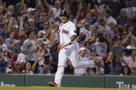 Red Sox Score 9 Straight Rally Past Yanks 11 6 For Split Ap News