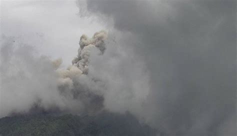 NUSABALI Gunung Merapi Luncurkan Awan Panas Guguran Sejauh 2 Km