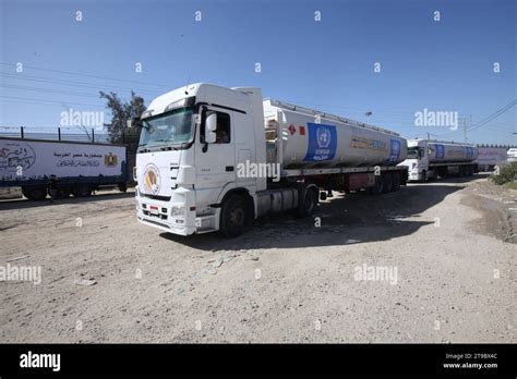 Les Camions Transportant De Laide Humanitaire Entrent Dans La Bande De Gaza Via Le Terminal De