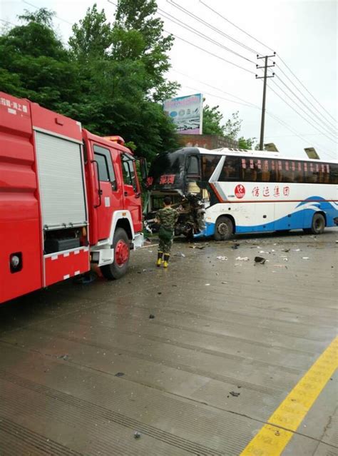 信阳突发车祸 一长途客车撞上翻斗车 搜狐